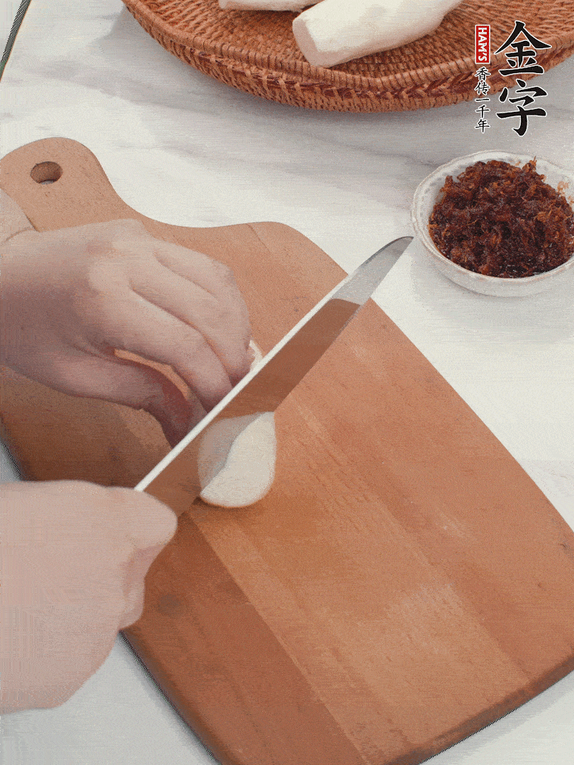 茭白剝殼，洗凈后切滾刀塊。
