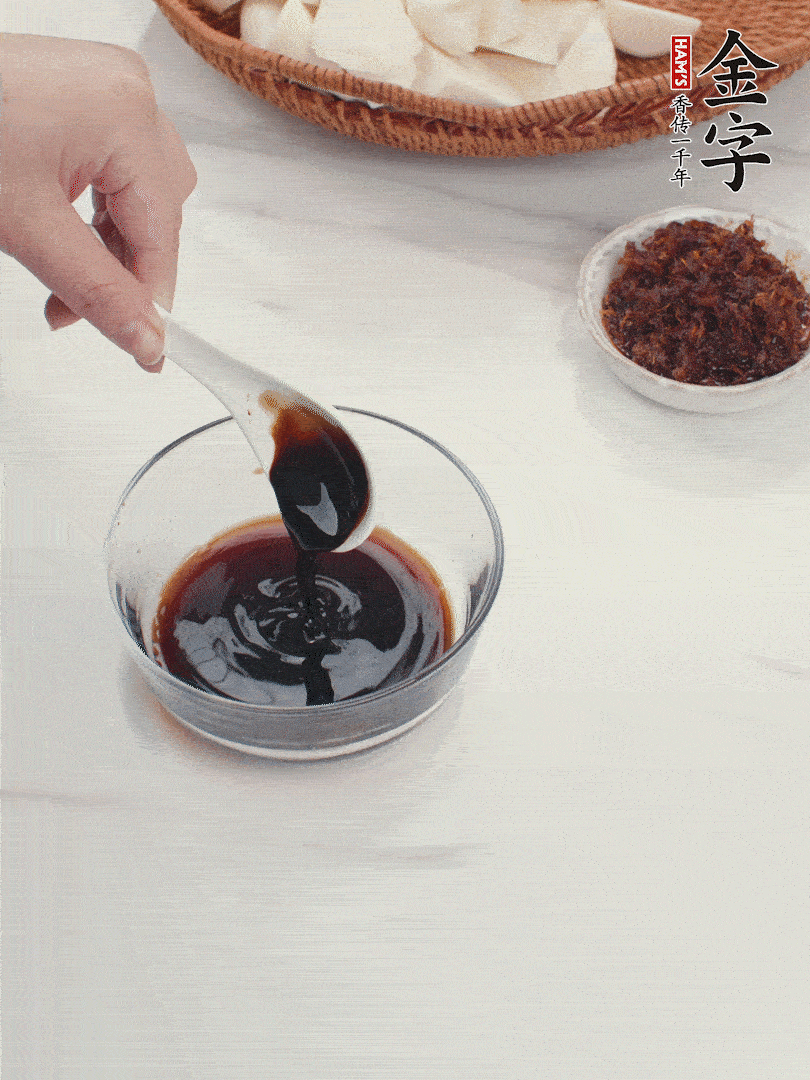 將生抽、老抽、黃酒和白砂糖在小碗里調(diào)成味汁。