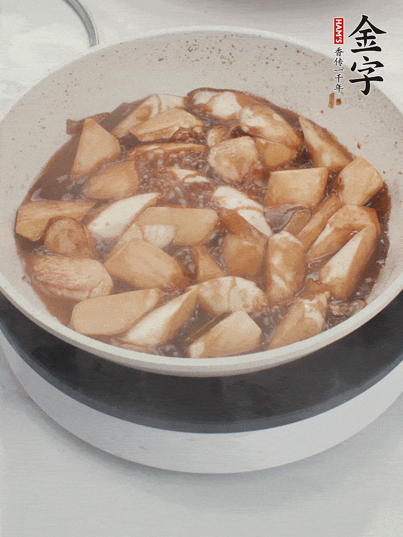 待茭白煸到微微發(fā)黃加入調(diào)好的味汁翻炒。加一小碗清水蓋蓋子燜3-4分鐘。