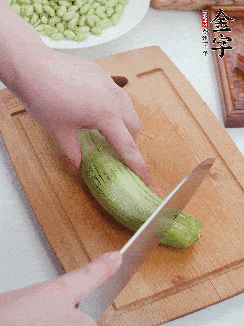 絲瓜去掉外皮，去掉兩端，切成滾刀塊。