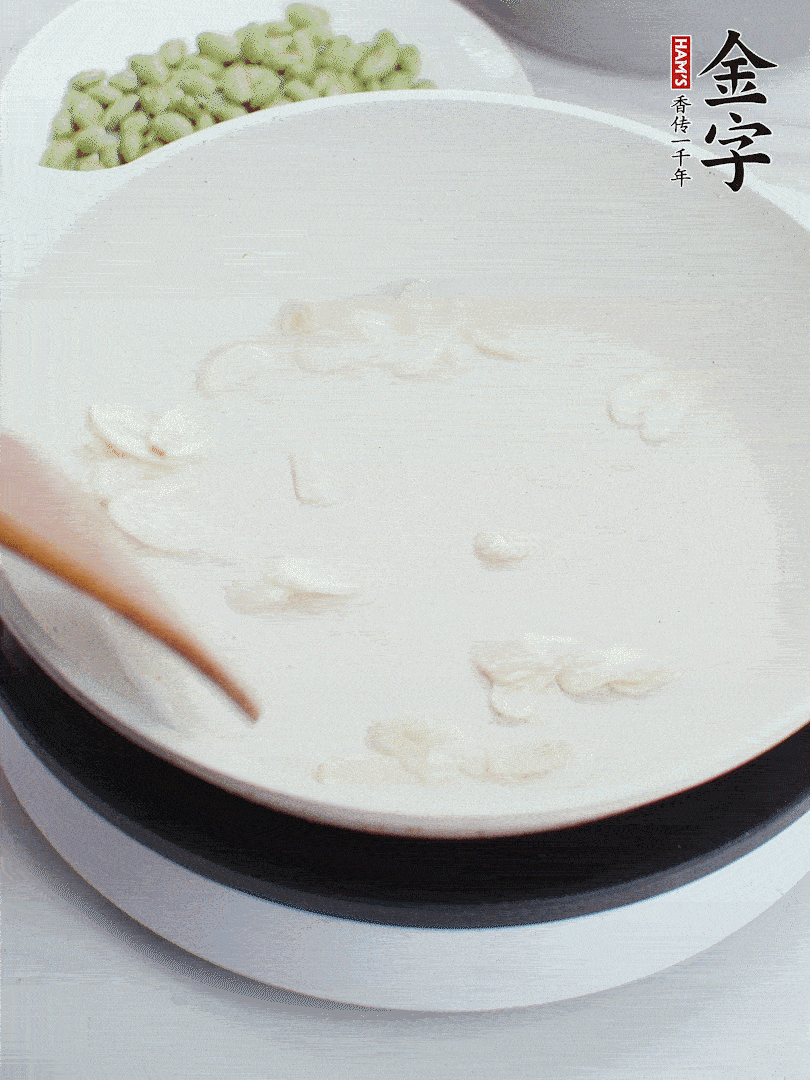 金字淡咸肉煮15分鐘，撈出切片。油5成熱時，蒜末、咸肉爆香。