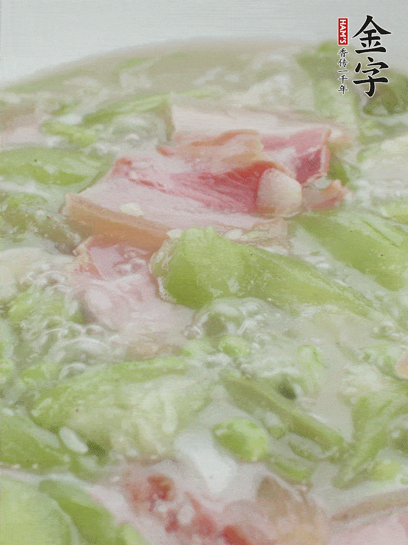 加一點熱水、白胡椒粉、雞精翻炒1分鐘。