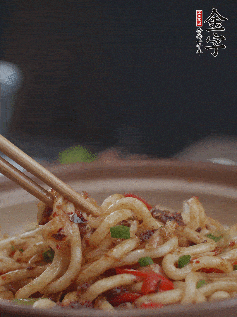 一小撮鹽調(diào)味。最后可以點綴香蔥段。