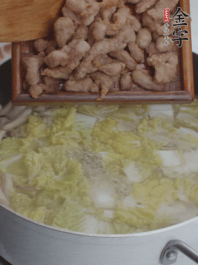 水開后煮10分鐘，下娃娃菜、小酥肉煮3分鐘。