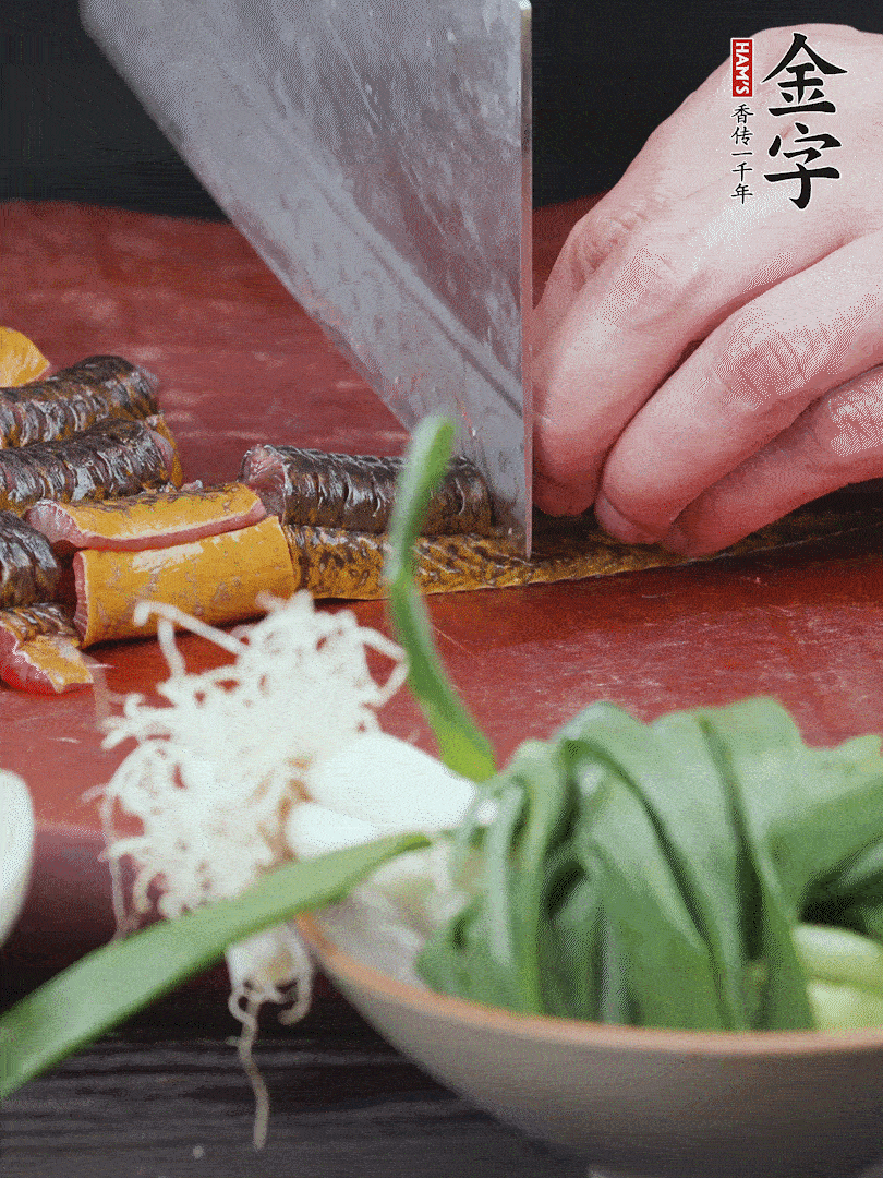 黃鱔去內(nèi)臟洗凈，切花刀斬段。沸水下鍋，加黃酒焯水去血沫。