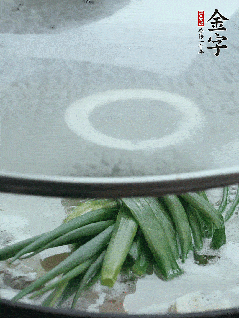 加蔥結(jié)去腥，大火開后中火燒20分鐘。