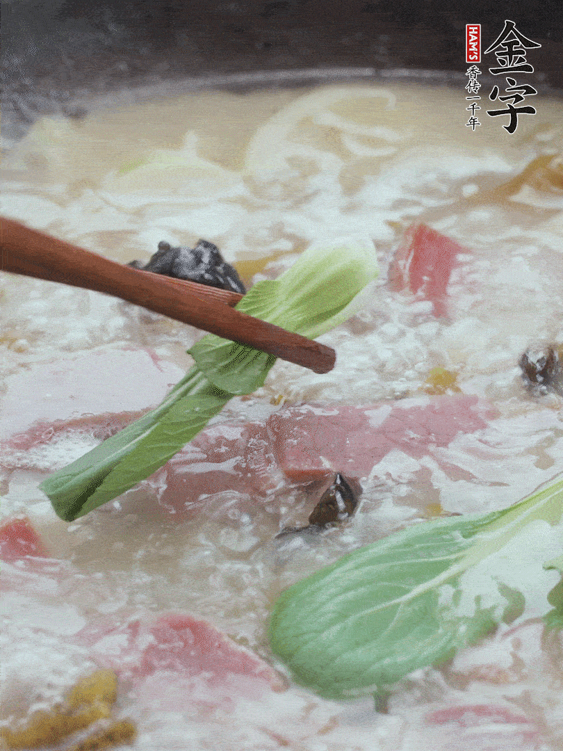 撈出蔥結(jié)，小菜心點綴。