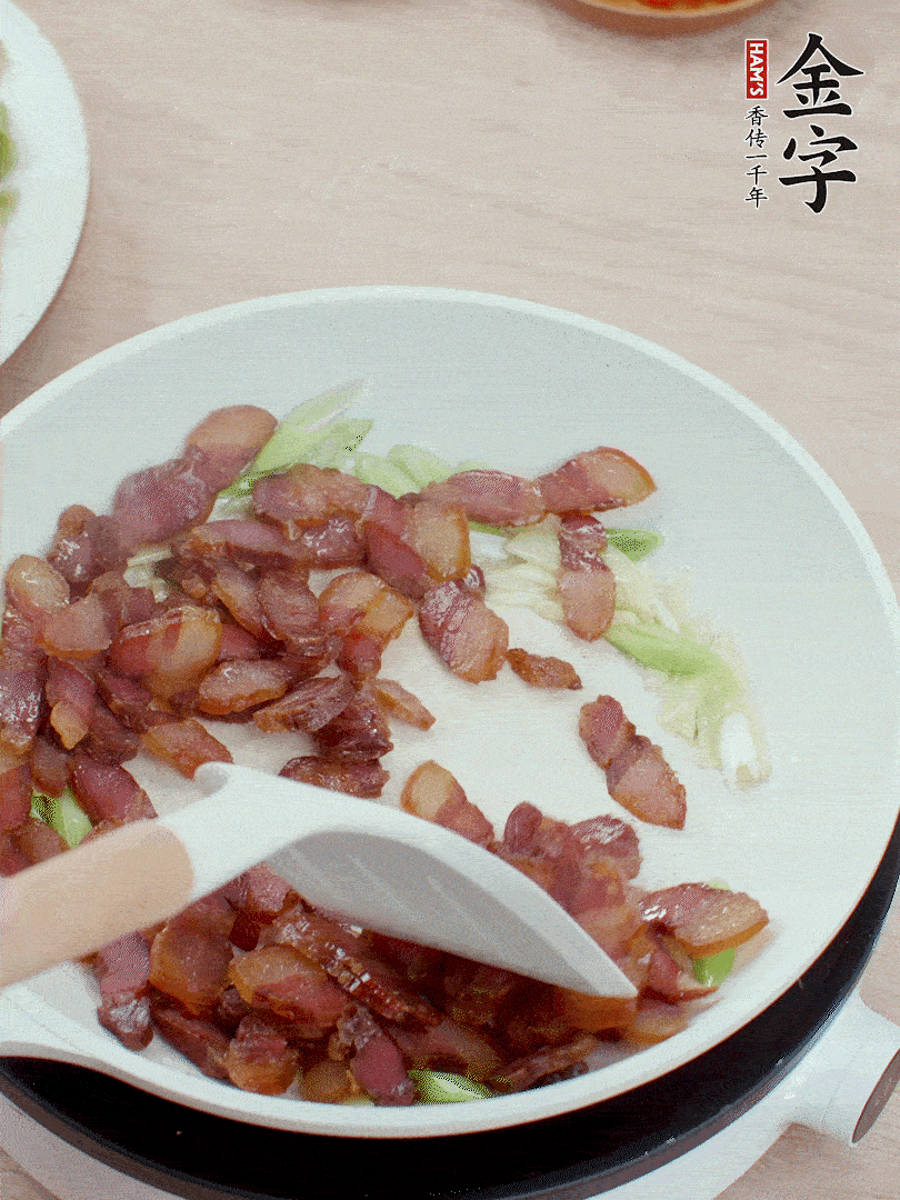 鍋中少許油，姜、蒜白爆香，下臘肉煸出油脂。