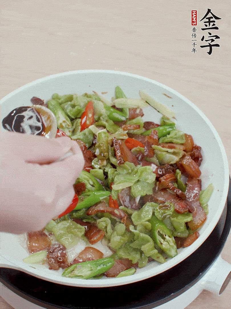 2勺生抽調(diào)味，最后撒蒜葉。