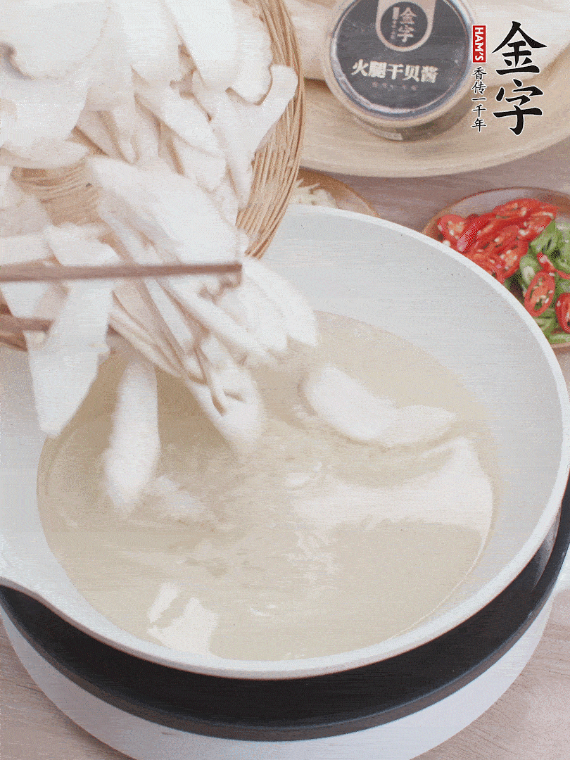 杏鮑菇切成片，油溫7層熱炸2分鐘。