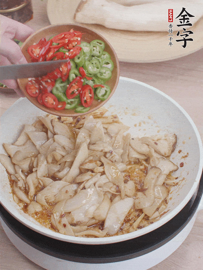 下杏鮑菇、青紅辣椒炒出香味。
