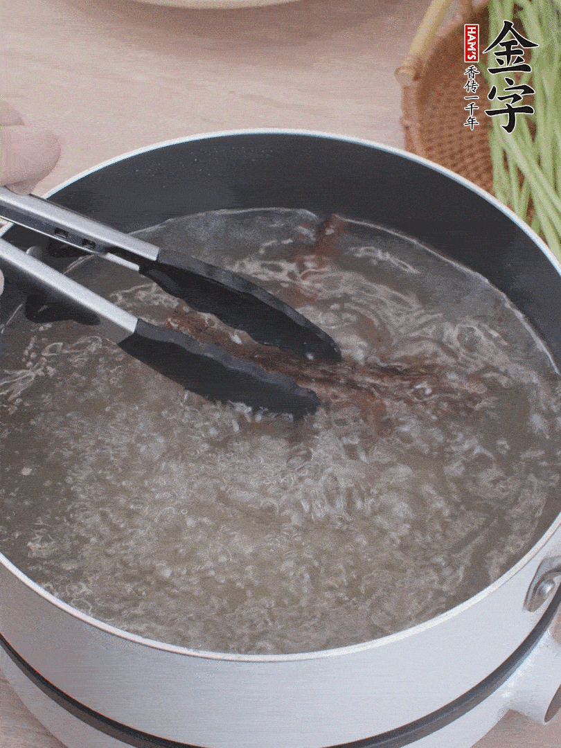 金字醬油肉下鍋煮10分鐘，切薄片。