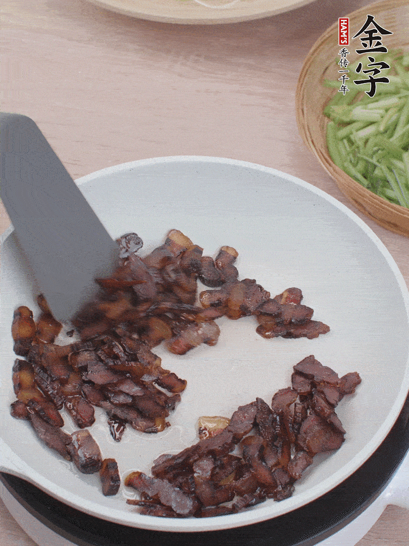 起鍋熱油，煸香醬油肉。