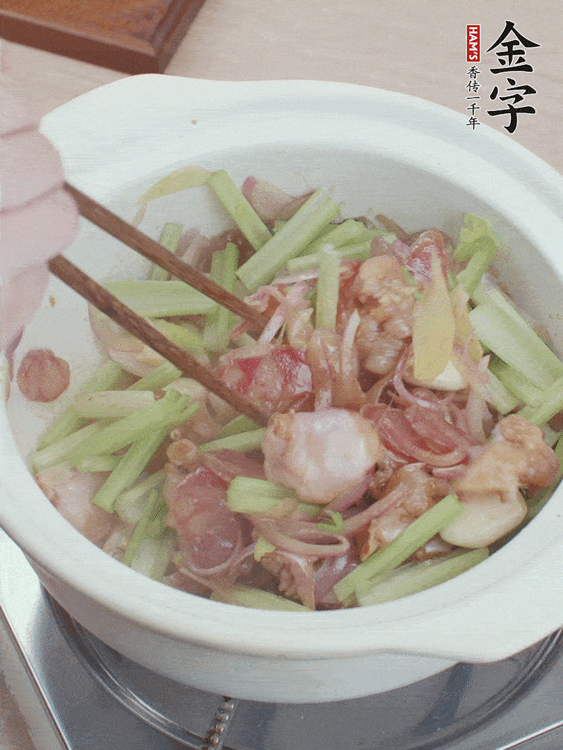 下牛蛙、芹菜、香腸翻炒。
