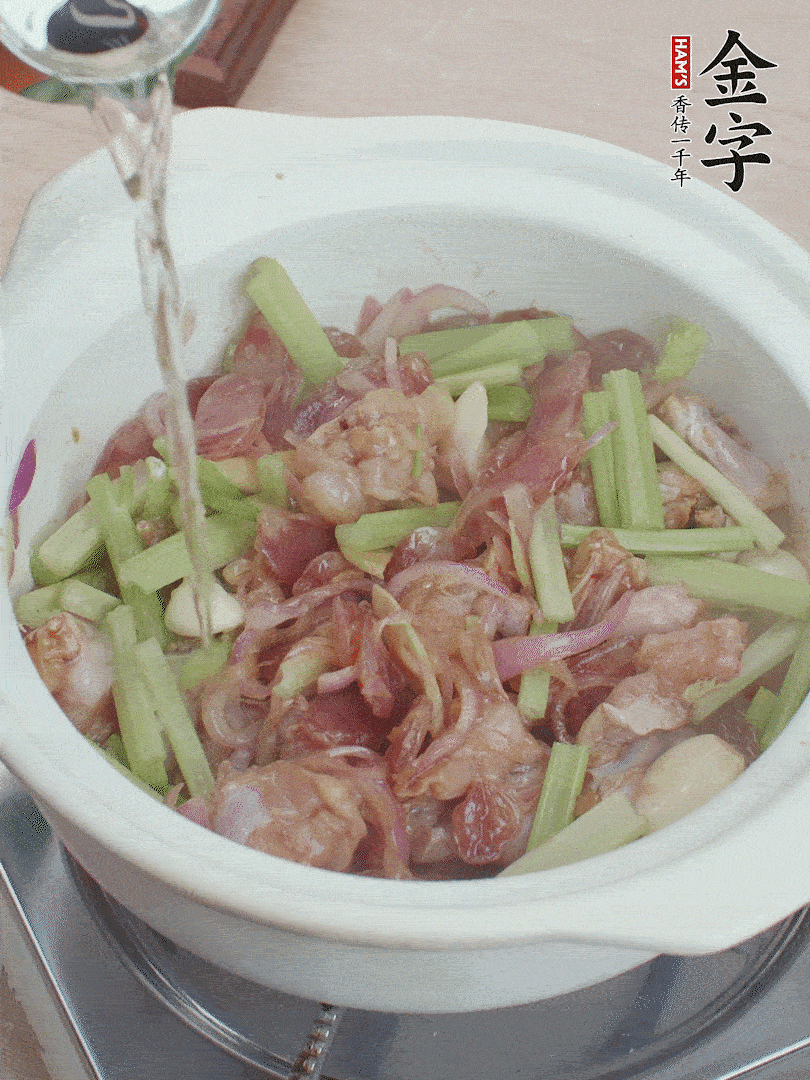 牛蛙變色后，淋點啤酒，加蓋后調(diào)小火燜10分鐘。