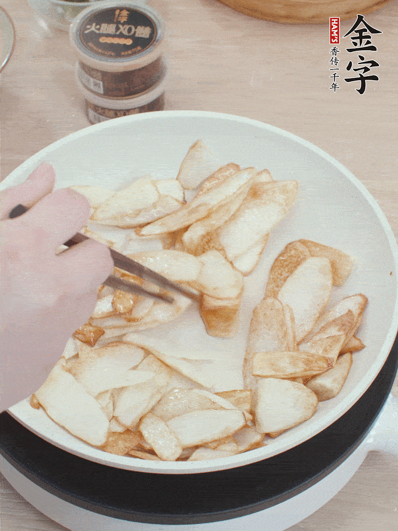 鍋中熱油，山藥煎至兩面金黃。