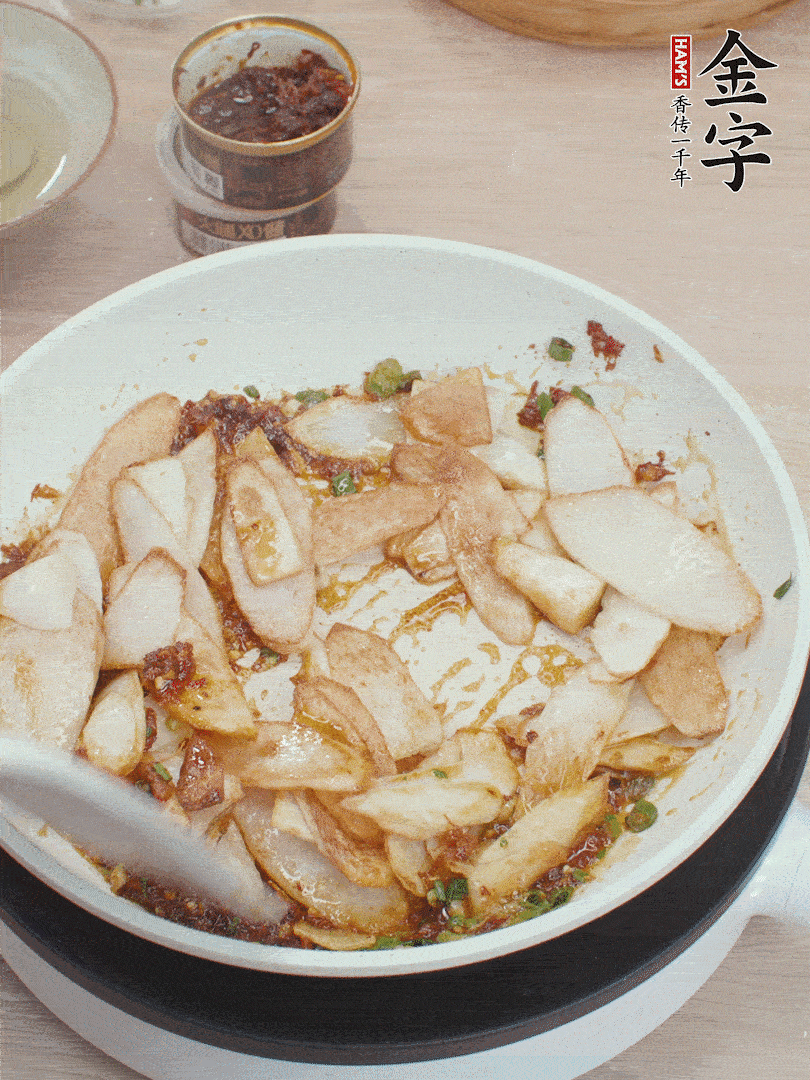 下山藥炒勻，撒蔥花。