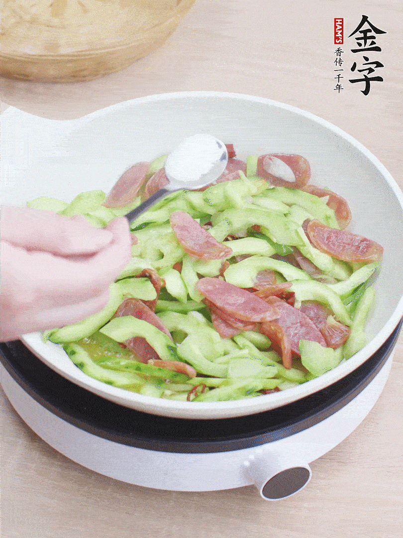 淋點開水，半勺白糖、1勺生抽調味。