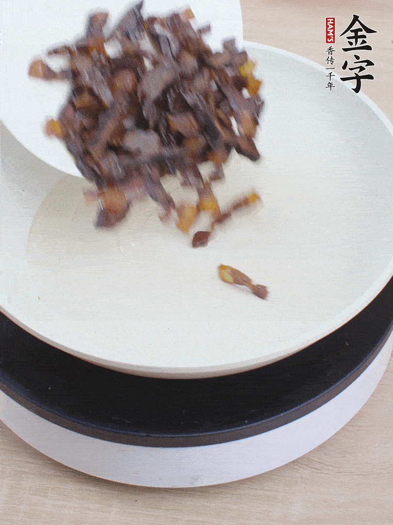 油熱倒醬油肉，編出香味。