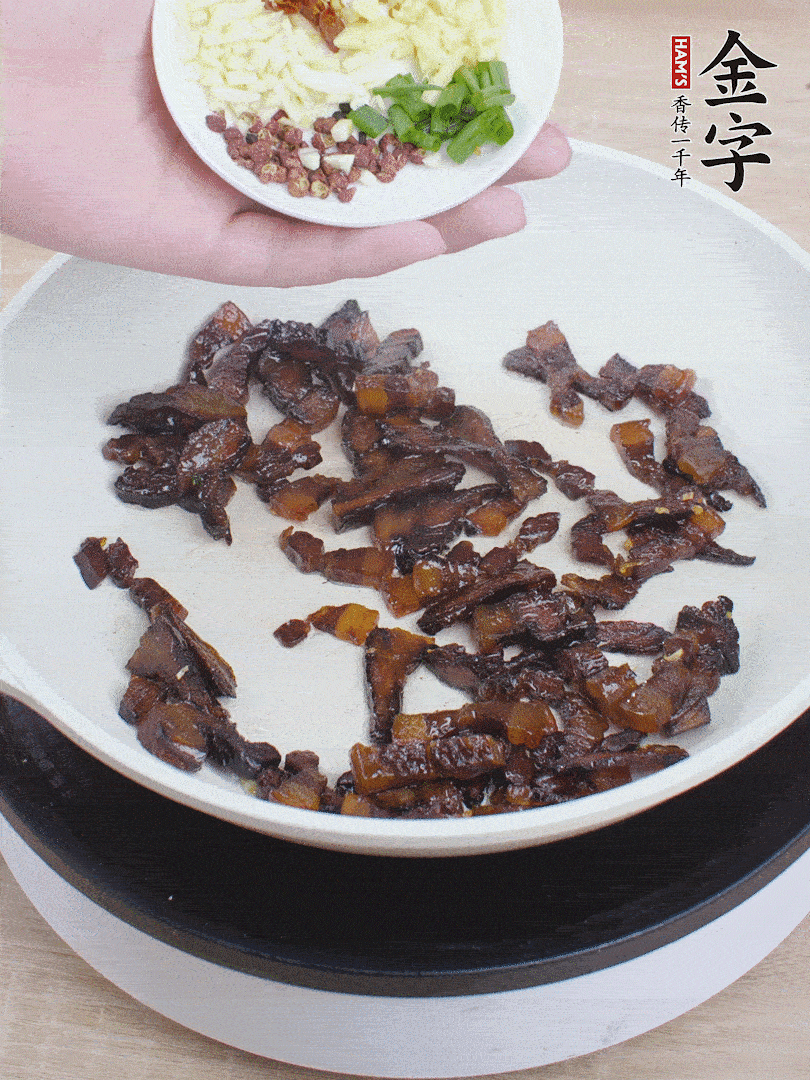 下蔥姜蒜、干辣椒、花椒粒炒香。