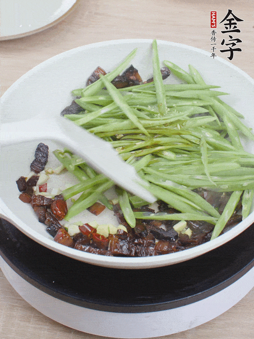 下豆角，生抽、雞精調(diào)味，炒到斷生。