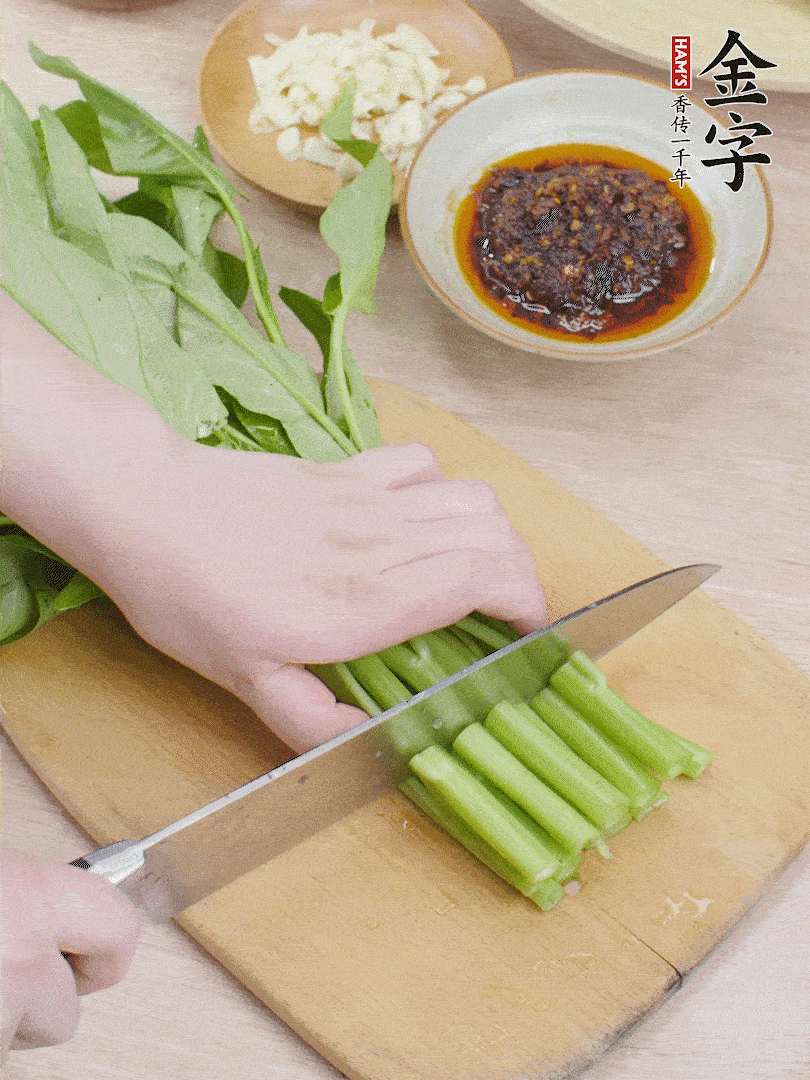 空心菜切段，大蒜拍碎切末。