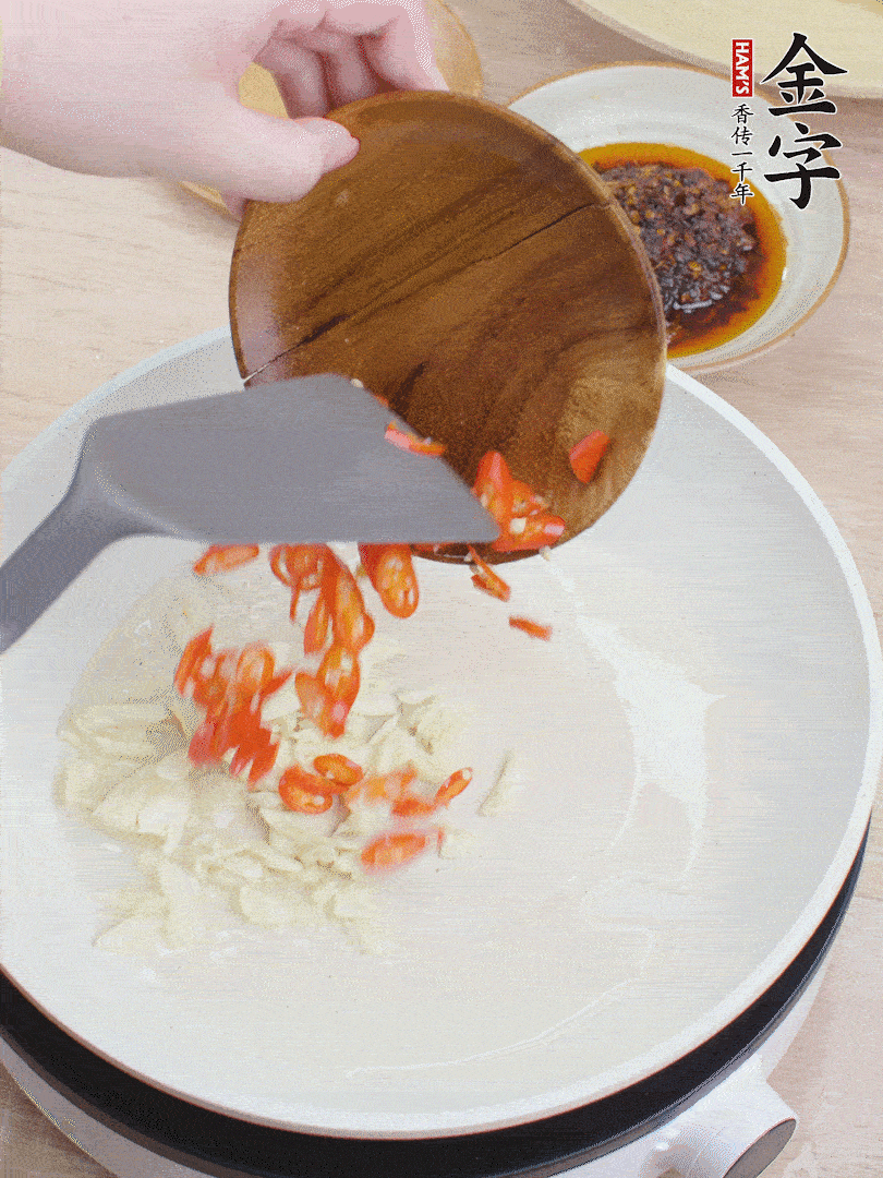 油熱煸香蒜末、辣椒。