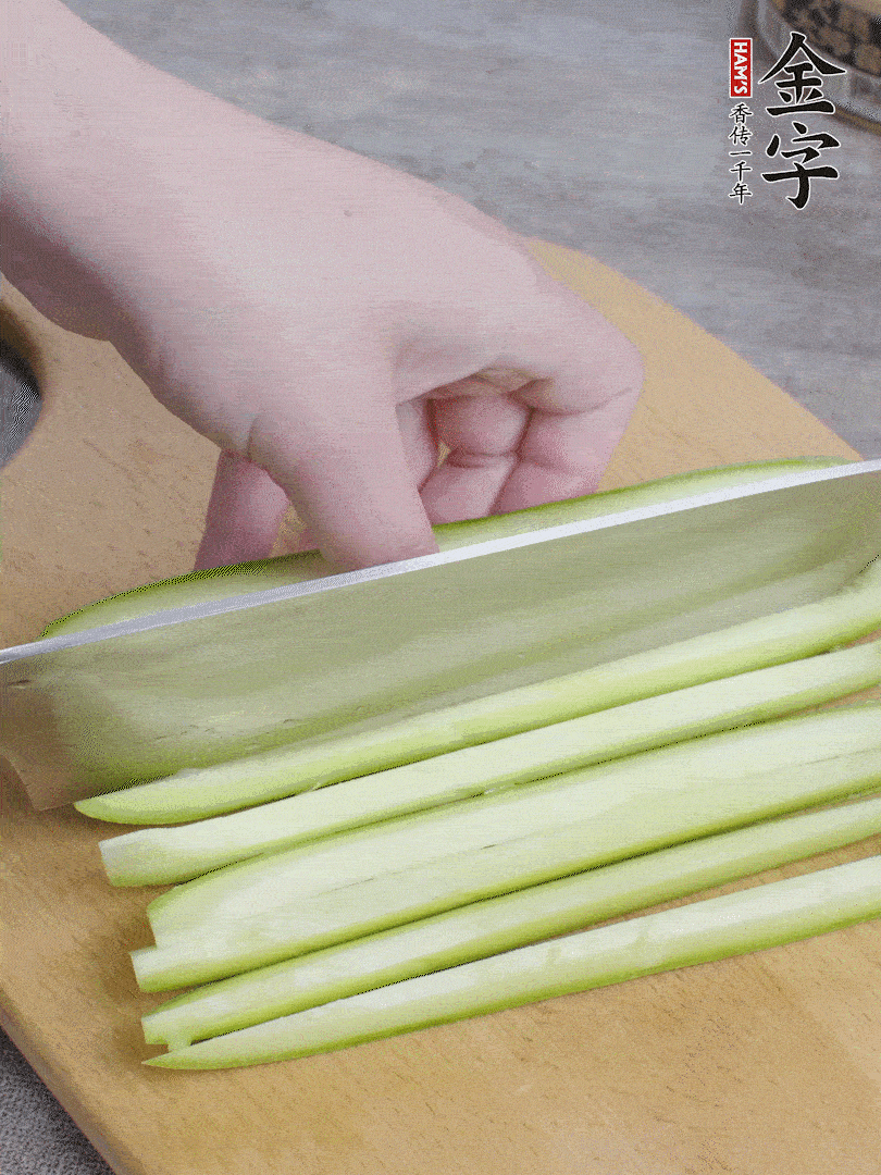 西葫蘆對半切，去瓤切條。
