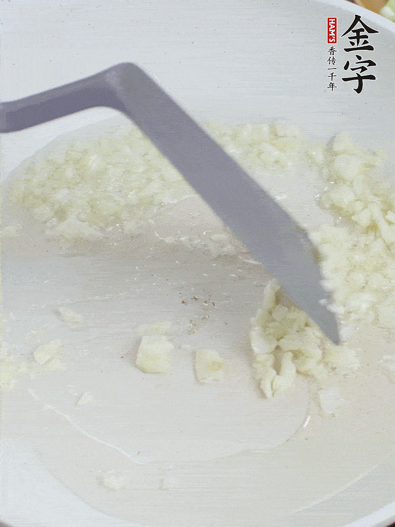冷鍋熱油，下大蒜煎至兩面微黃。