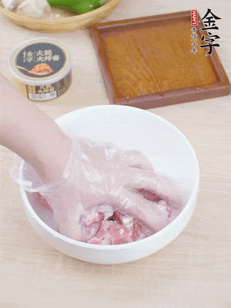豬小排，加1勺料酒、1勺蠔油、1/3勺白胡椒粉、淀粉，抓拌均勻腌漬30分鐘。青椒去蒂去籽切塊。洋蔥去皮切塊。