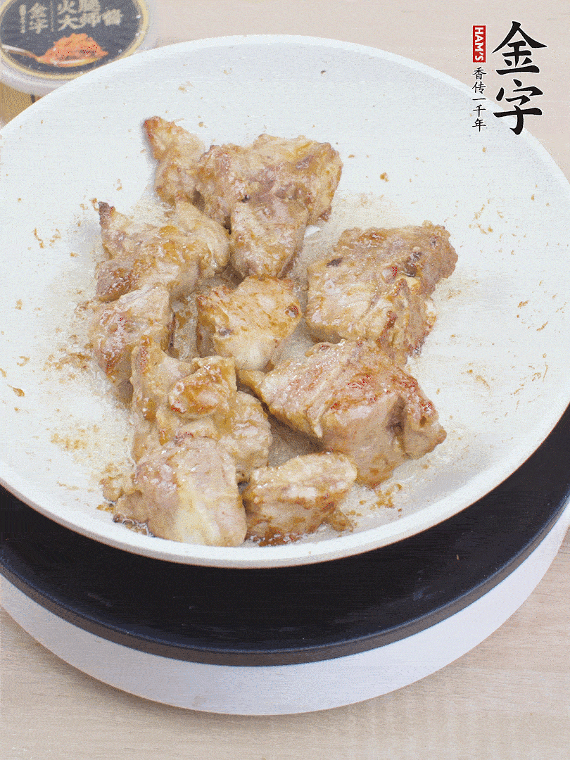油4成熱，下小排煎炒至邊緣微微發(fā)焦。