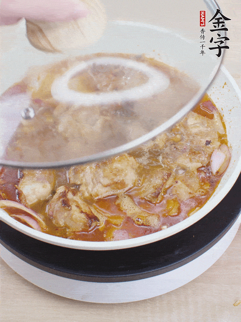 下小排翻炒，加1勺生抽、1點(diǎn)白砂糖和少許水燜2分鐘。