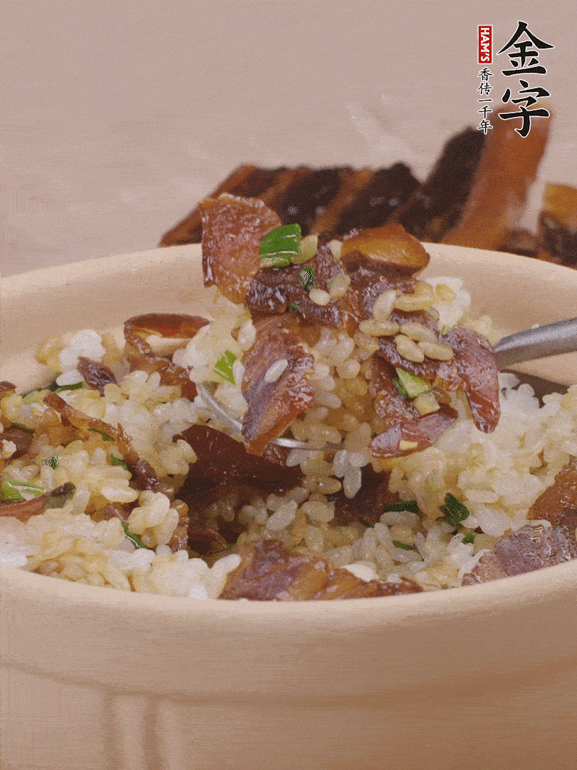 揭蓋后撒點(diǎn)蔥花裝飾，趁熱拌勻。