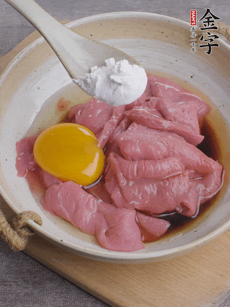 牛肉切片，雞蛋1個、水2勺、料酒1/2勺、生抽1/2勺、生粉1勺腌15分鐘。