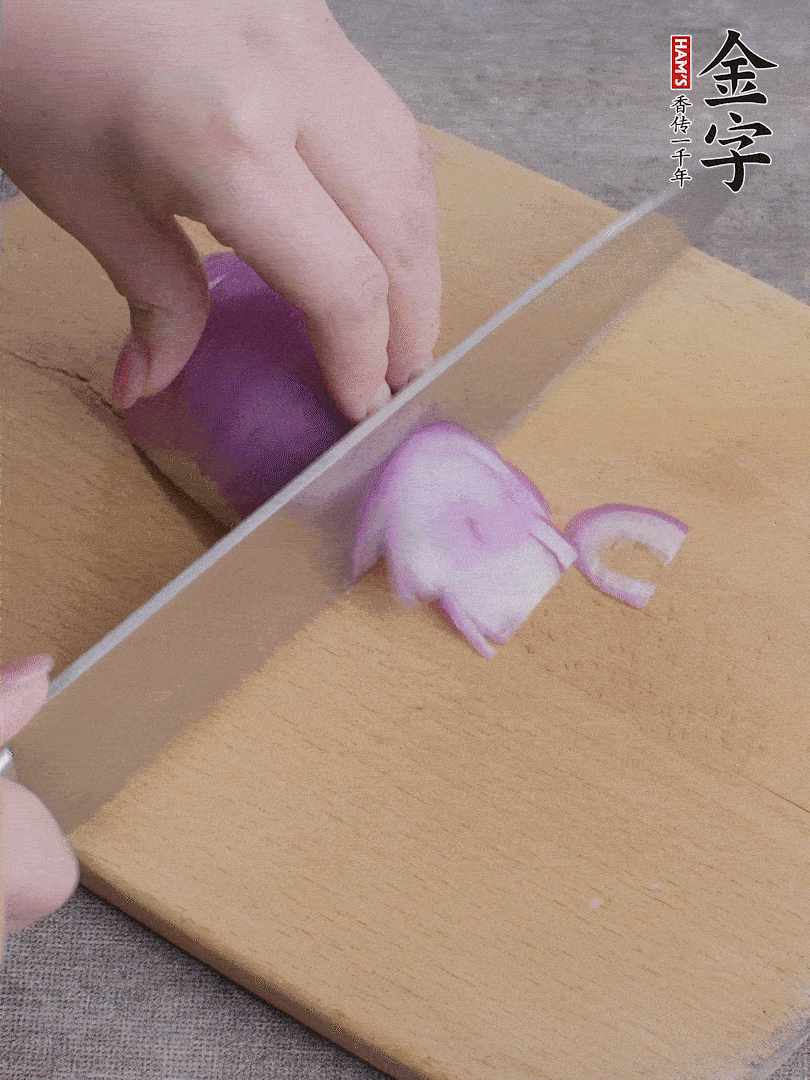 洋蔥切絲、蔥切段。