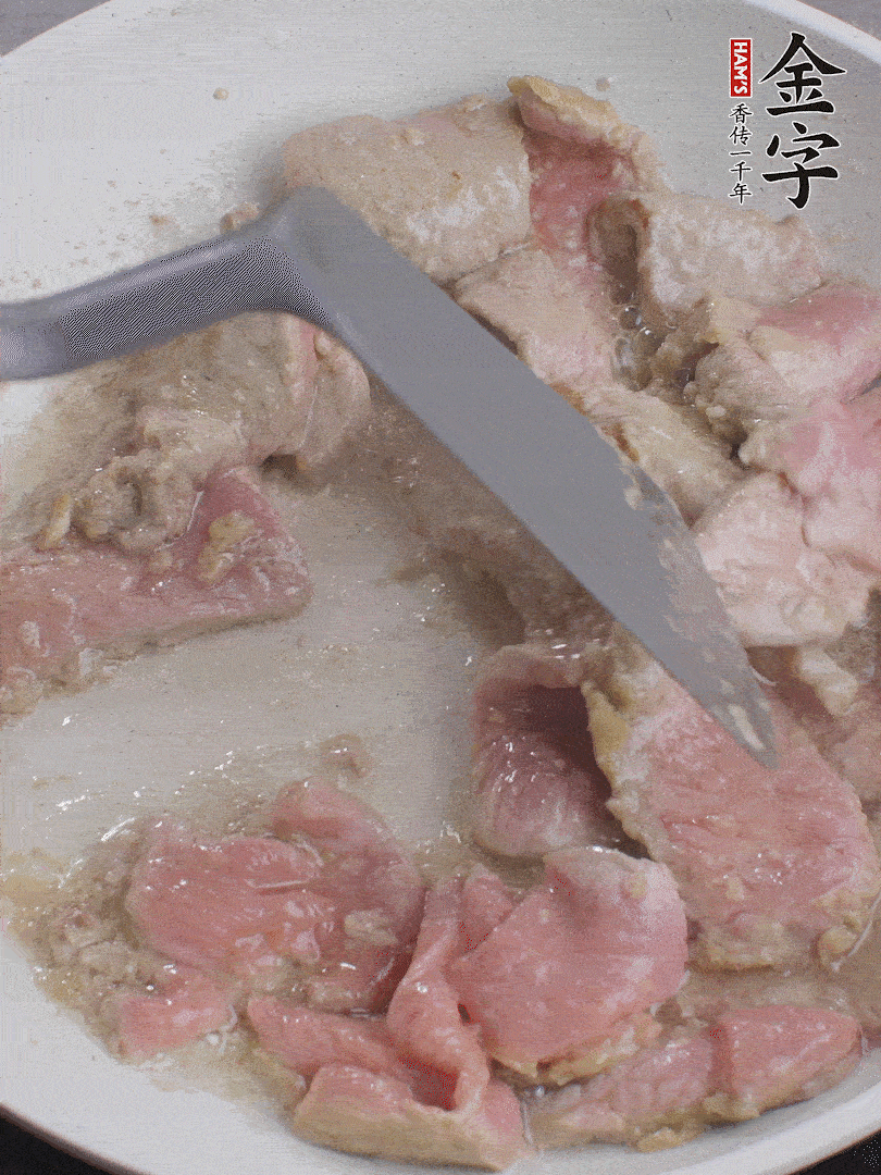 鍋中少油，下牛肉炒至變色。（盛出來）