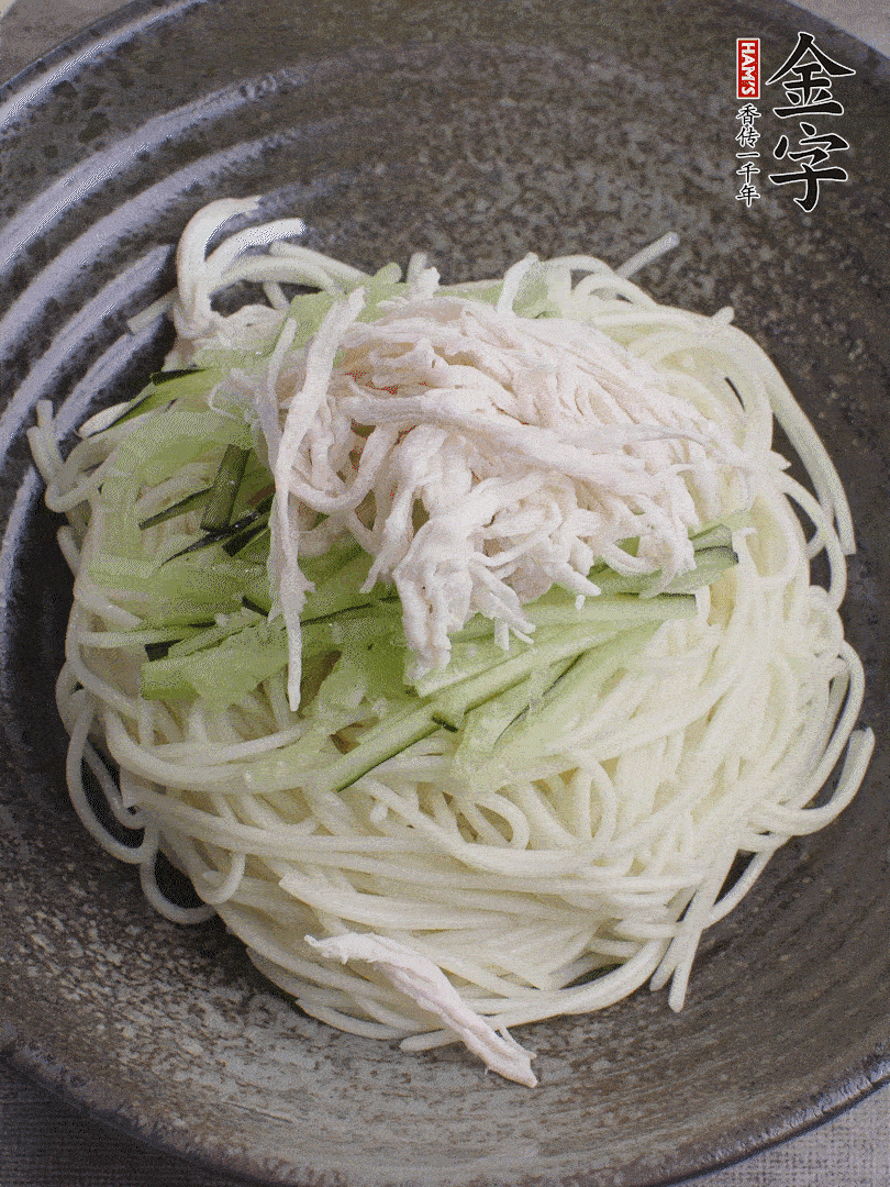 堿水面（熟）倒入大碗中，鋪上黃瓜絲、雞絲。