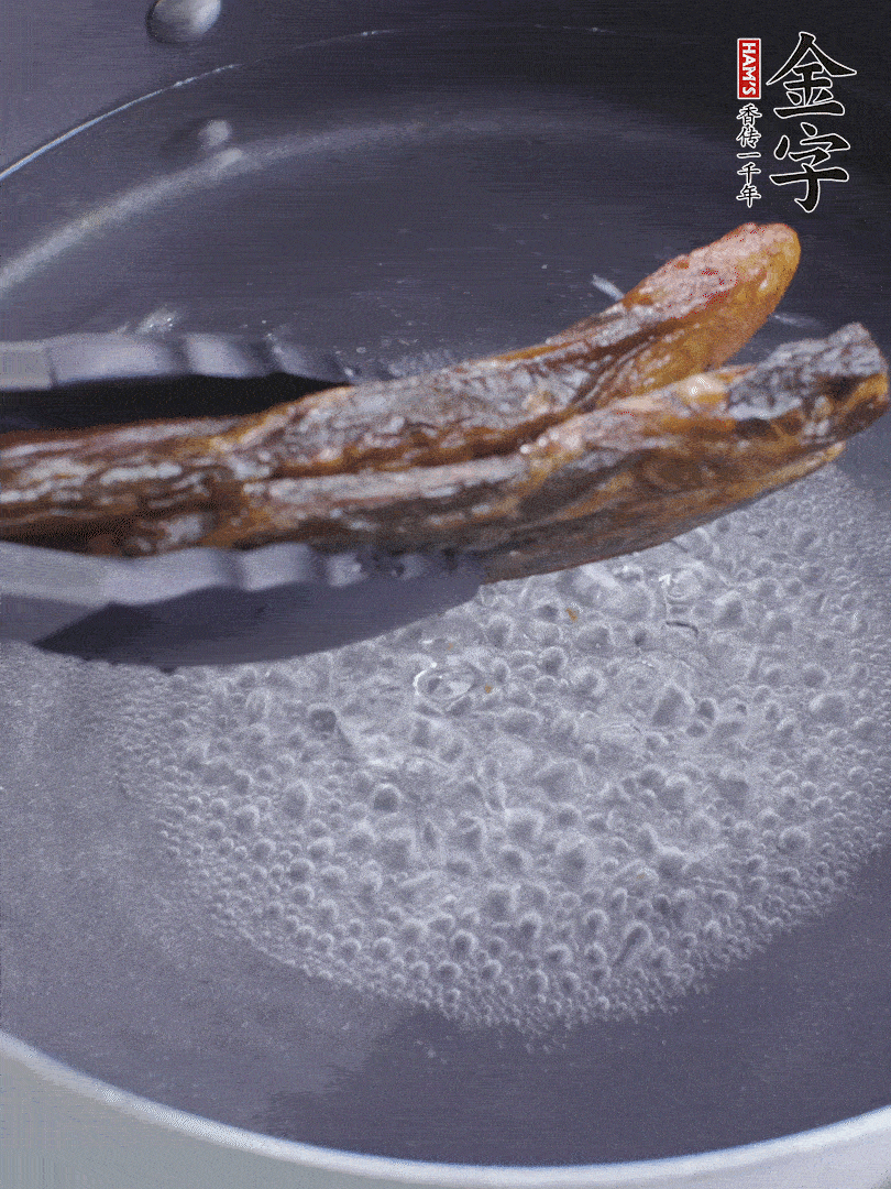 金字醬油肉水煮15分鐘，切薄片。