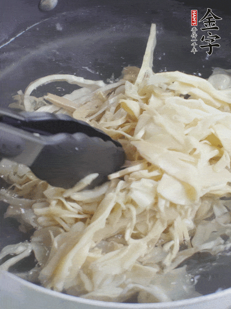 糯米筍焯水1分鐘，過(guò)涼水，擠干水份。