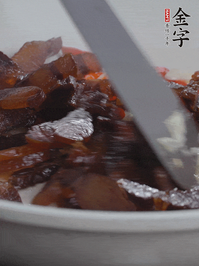 下醬油肉，煸出油脂。