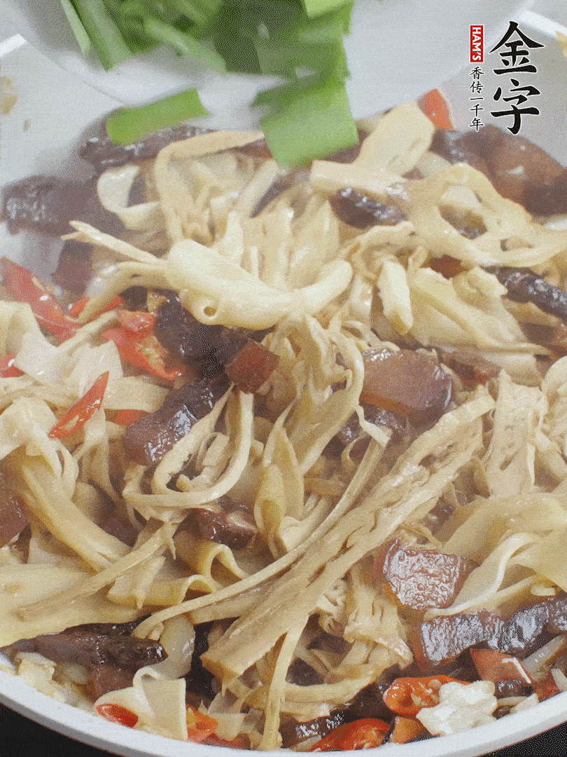 翻炒均勻，下蒜葉。