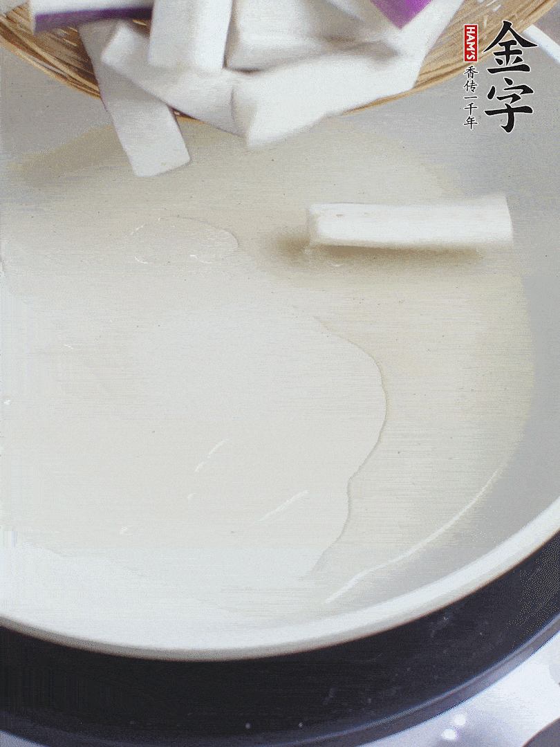 杭茄洗凈去蒂，縱向剖成4份，切成長10cm左右的段。白洋蔥切絲?？谀⑾磧羧サ舯?。紅椒切菱形片。