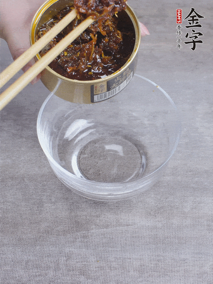 金字火腿大師醬2勺、醬油1勺、白砂糖1/2勺調(diào)勻。