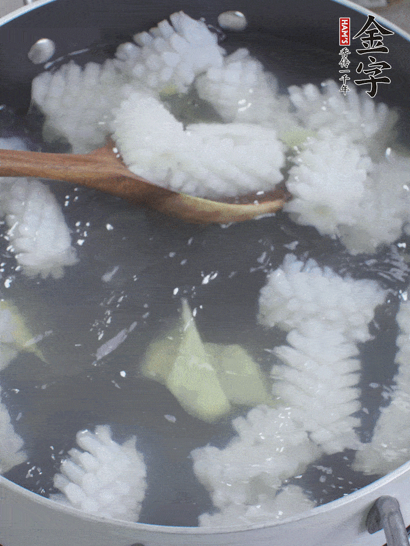 魷魚(yú)解凍后，加姜片、料酒汆燙30秒。