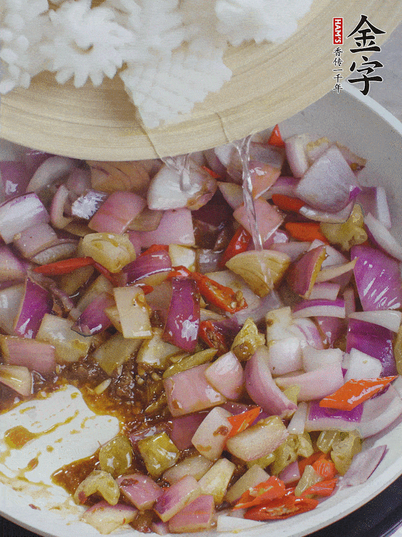下魷魚(yú)花，2勺料酒炒勻。