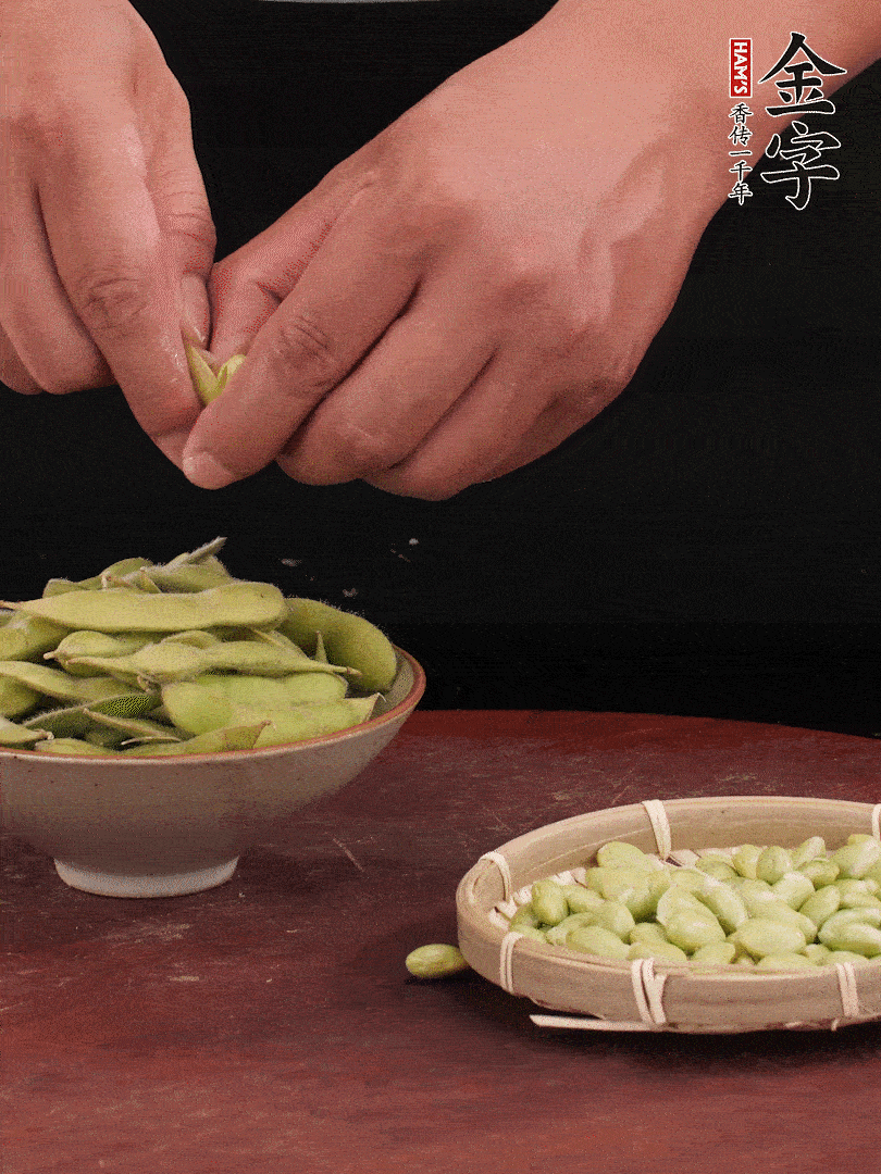 新鮮毛豆剝殼。