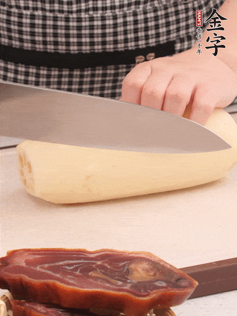 蓮藕削皮切塊。
