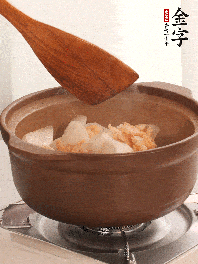 放白蘿卜、海米煸炒1-2分鐘，白蘿卜一定要先炒過(guò)再燉湯，香味更足。