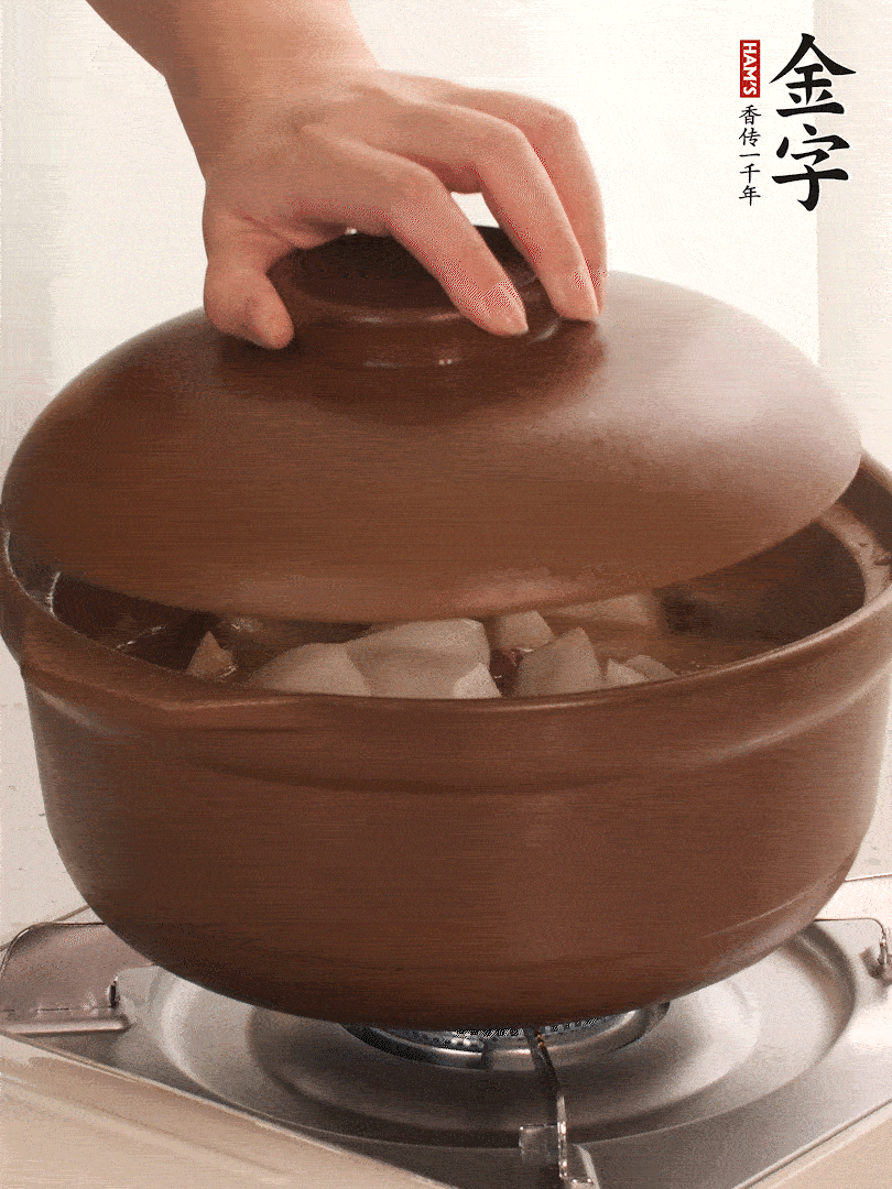 倒沒(méi)過(guò)食材的熱水，大火燒開(kāi)。蓋上蓋子轉(zhuǎn)中小火，燉15-20分鐘。等蘿卜煮到喜歡的軟爛度就可以關(guān)火。