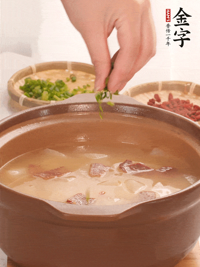 最后點(diǎn)綴點(diǎn)小蔥花、枸杞，增色提味。